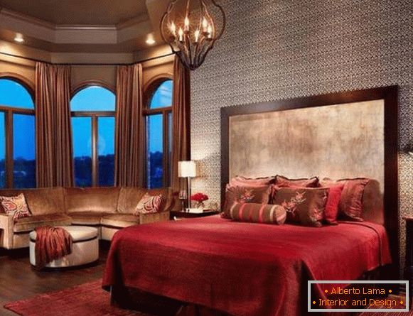 Svijetla spavaća soba u burgundskim bojama