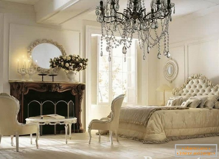 Bijela i bež spavaća soba u klasičnom stilu s kaminom