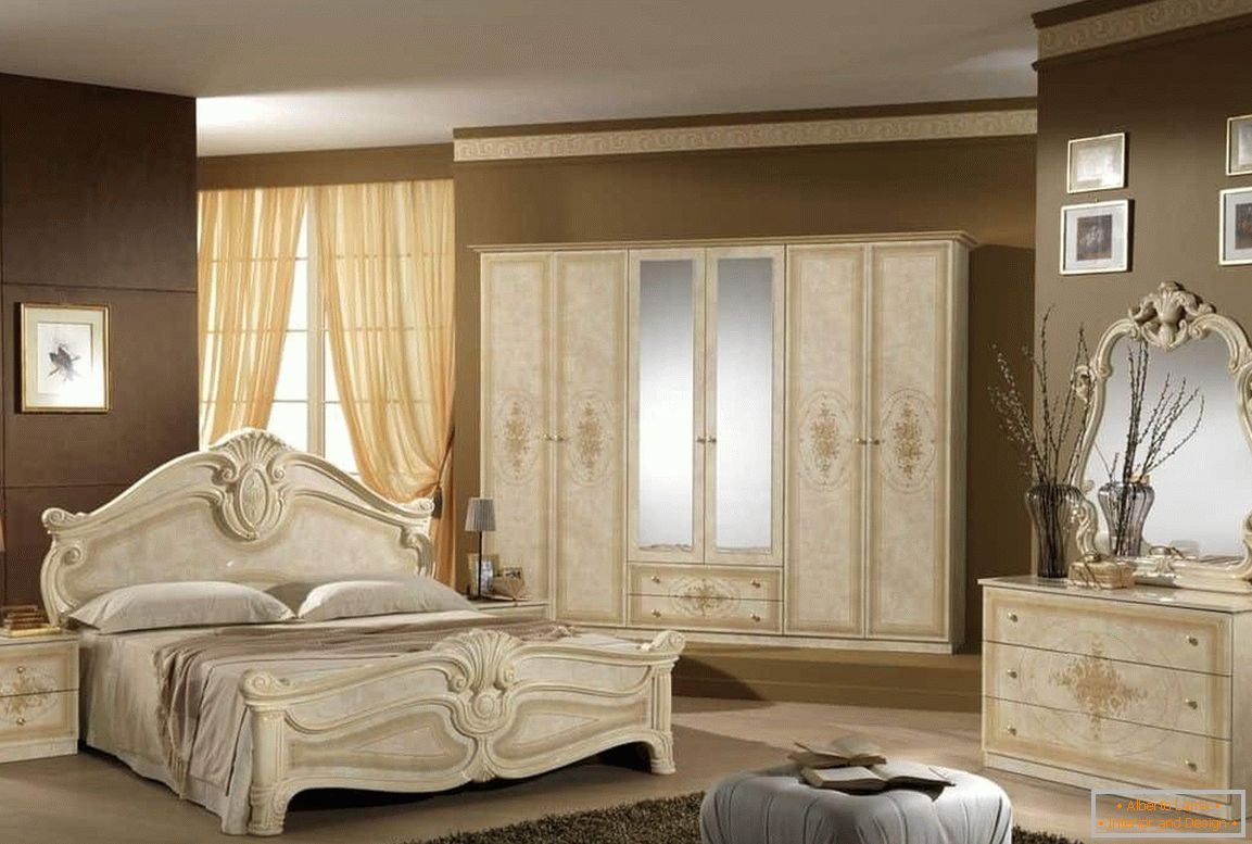 Klasična spavaća soba - bež namještaj i smeđe zidove