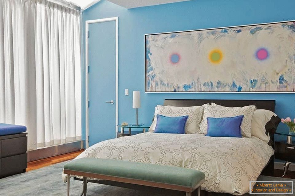Svjetla spavaća soba с голубыми стенами