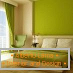 Kombinacija zelenog i bež boje u unutrašnjosti spavaće sobe