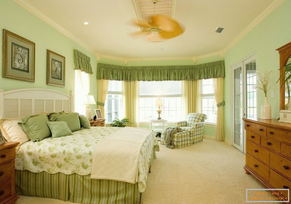 Interijer prostrane spavaće sobe u zelenim bojama