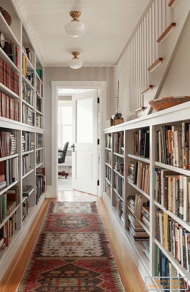 Koridor s policama za knjige