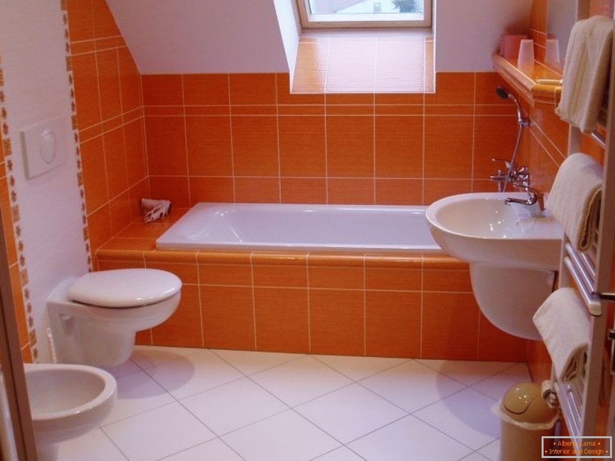 Narančana kupaonica s malim prozorom