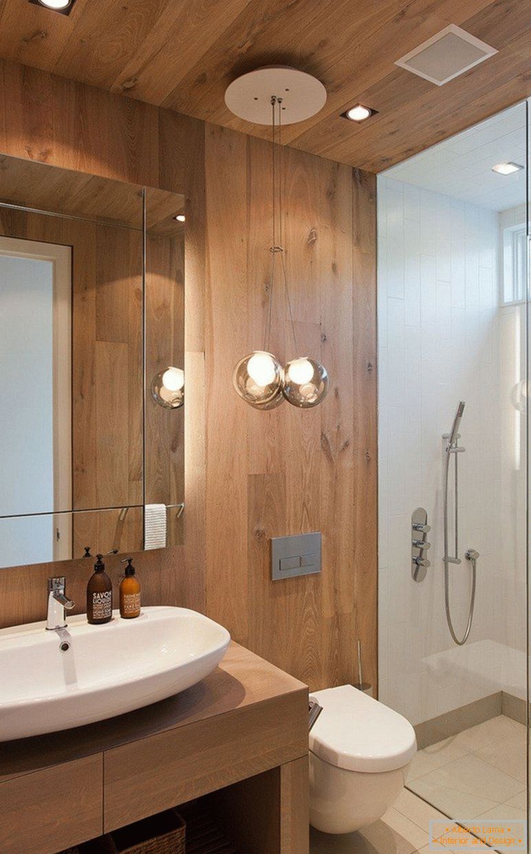 Kombinacija drva i pločica u interijeru kupaonice