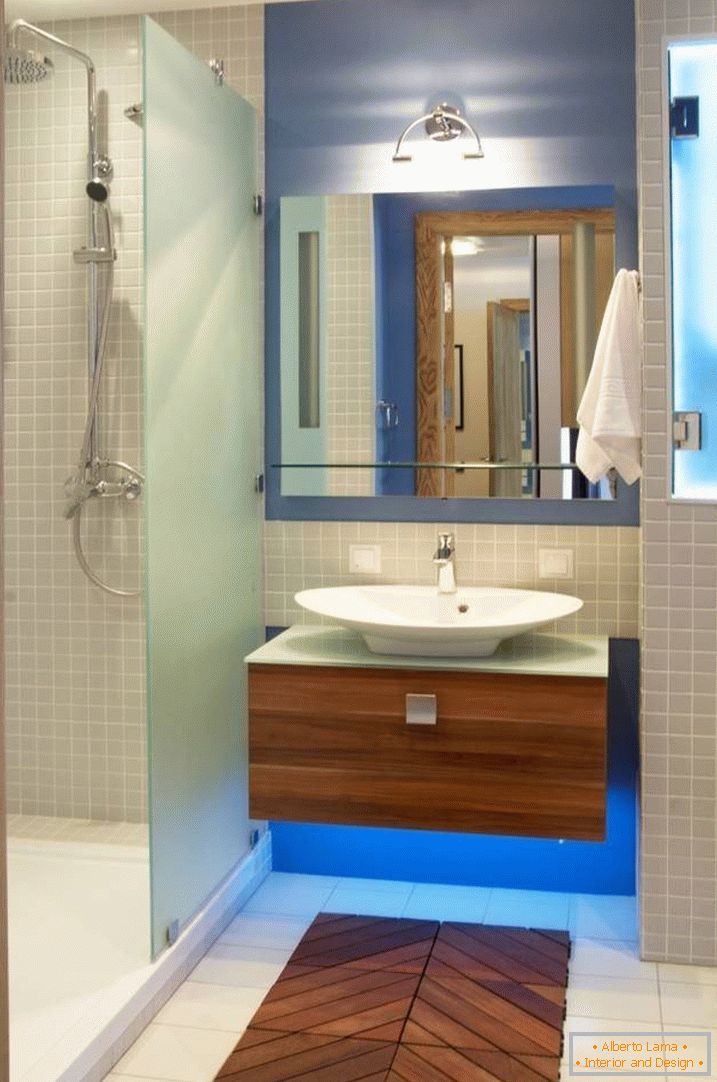 Dekorativna drvena podloga u kupaonici