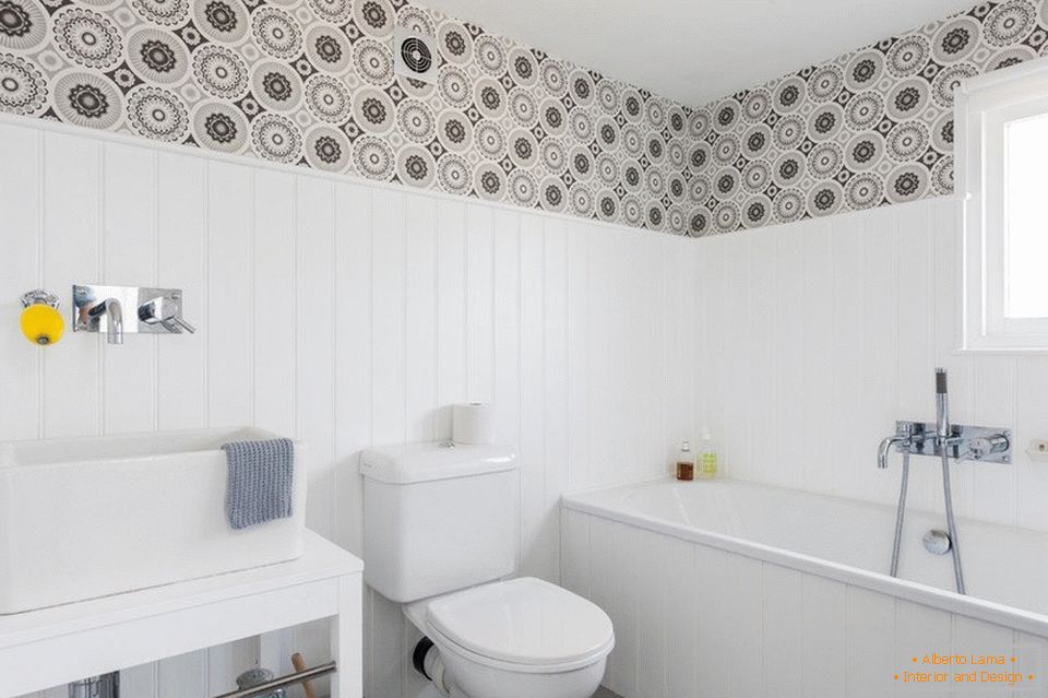 Wallpaperi i plastika na zidovima u kupaonici