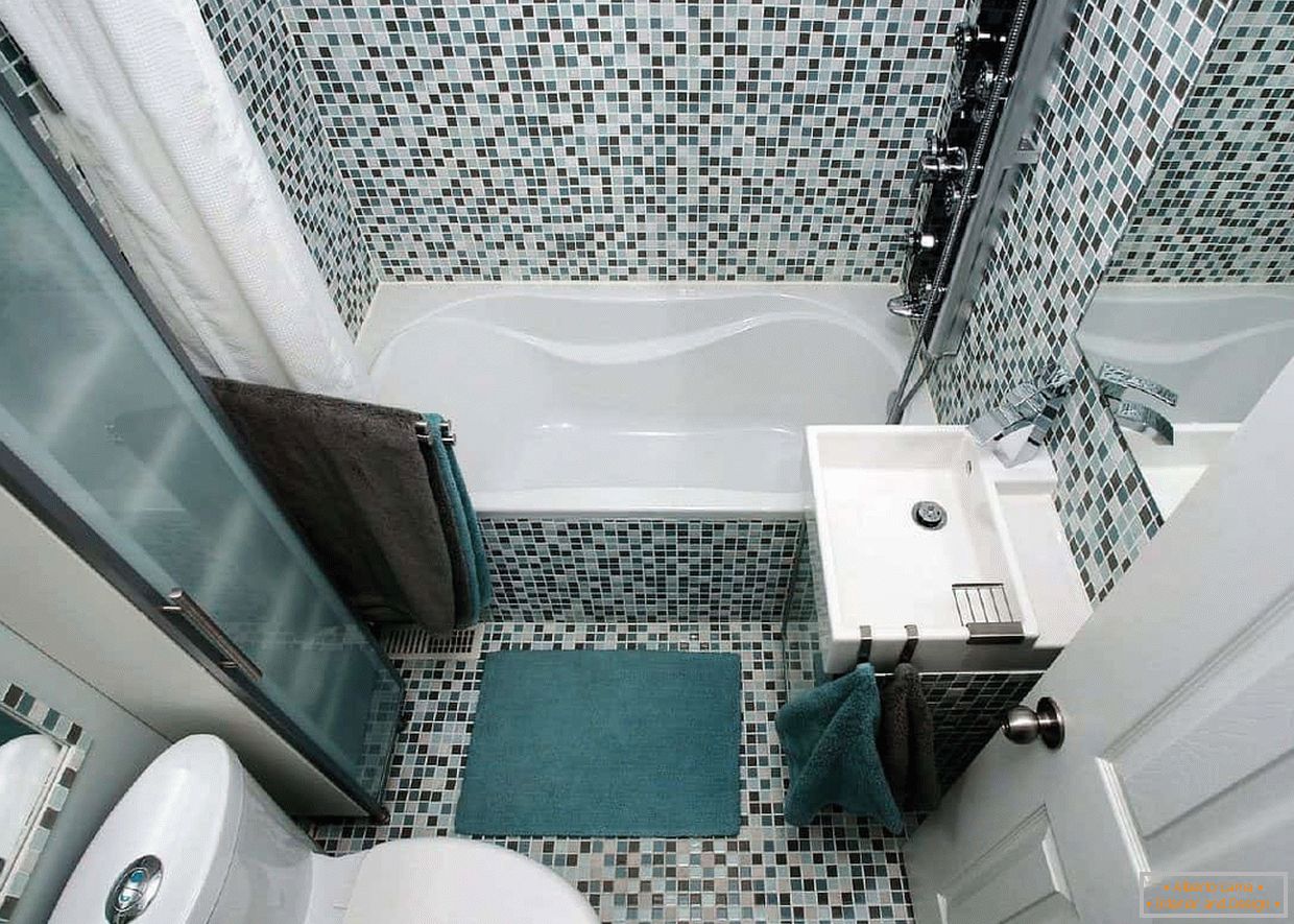 Kupaonica u kući na ploči ukrašena mozaikom