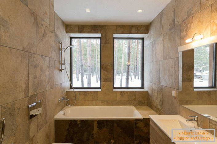 Neobično rješenje za dizajn kupaonice u minimalističkom stilu je upotreba za završnu obradu keramičkih pločica, imitirajući teksturu prirodnog kamena.