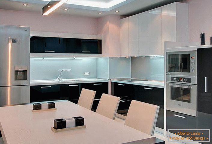 Bijela crna kuhinja s ugrađenim aparatima - pravi dizajn projekt za malu sobu.