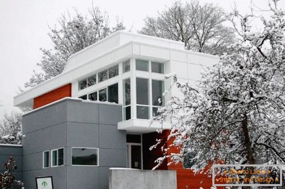 Dizajn privatne kuće u visokotehnološkom stilu i različitim bojama