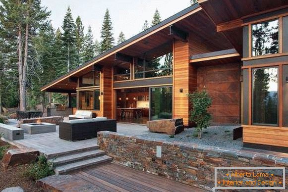 Hi-tech kuća od grickalica s drvenim i metalnim ukrasom
