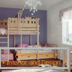 Dječja soba s drvenim krevetom na dva kata