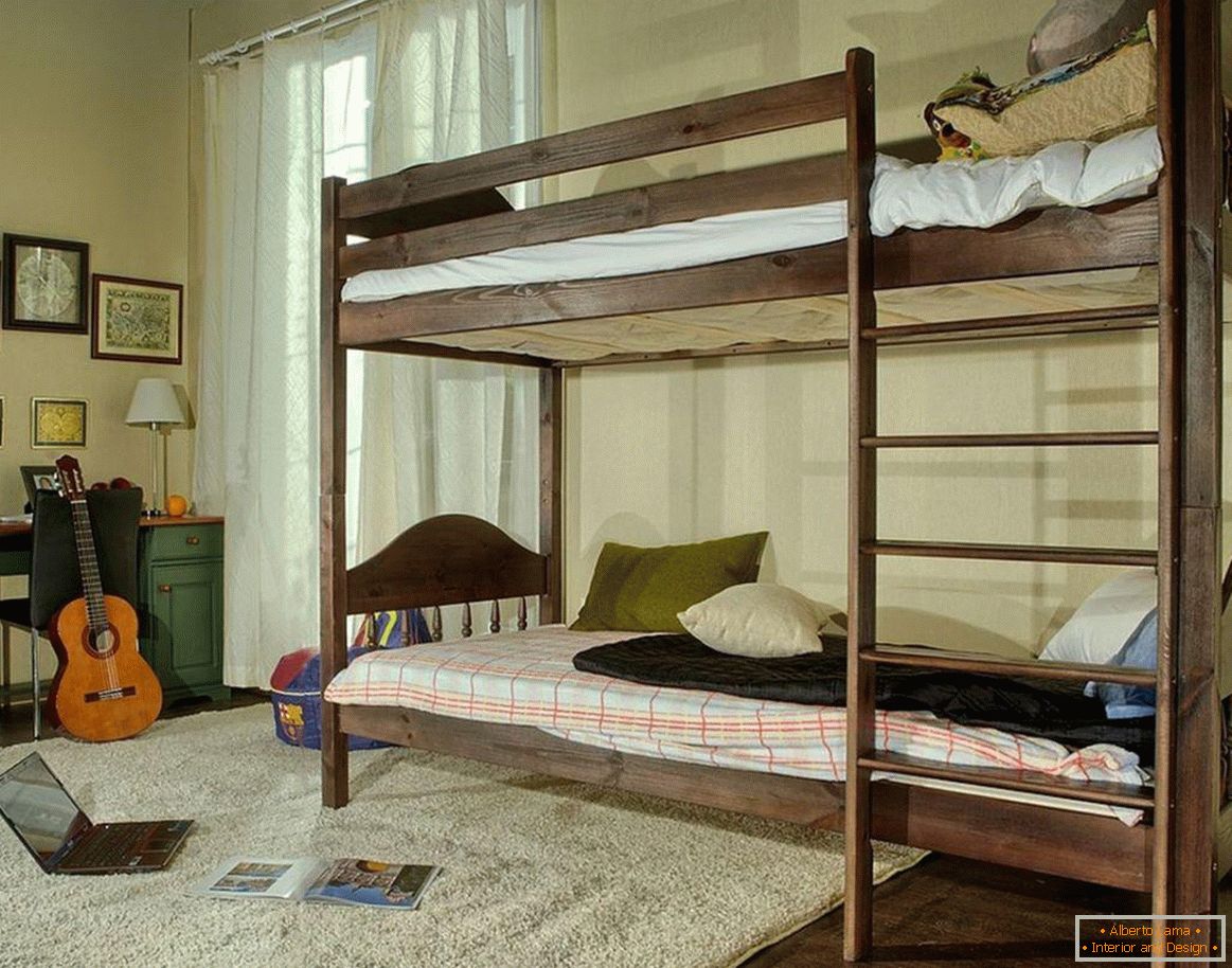Soba za tinejdžera s drvenim krevetom na kat
