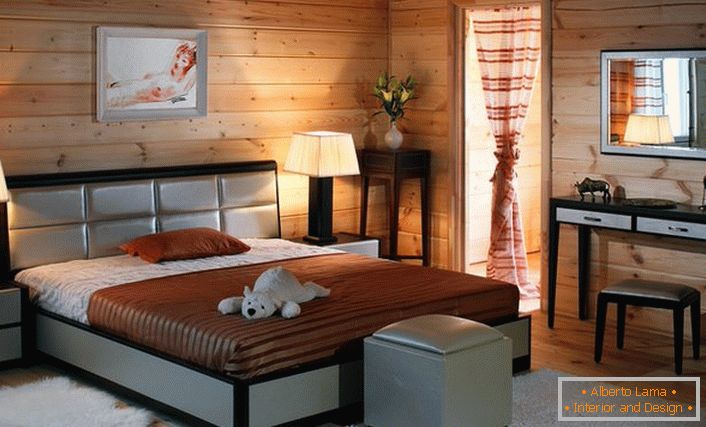 Zidovi sobe iz drvenog okvira skladno su kombinirani sa spavaćim namještajem boje cenogeea.