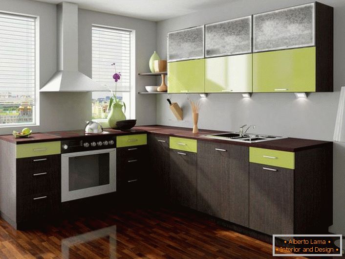 Boja wenge uspješno se kombinira s blijedo zelenom bojom. Ova harmonija boja uspješno je prilagođena za uređenje kuhinje.
