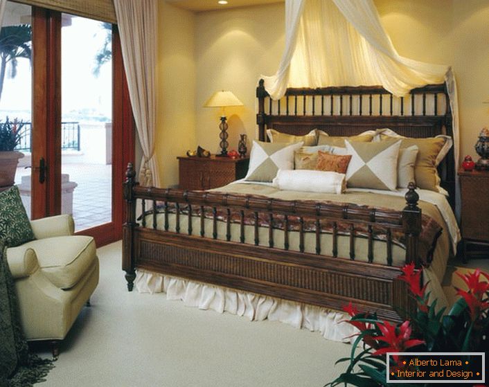 Luksuzni krevet u spavaćoj sobi u stilu eklekticizma. Baldachin iznad kreveta, svjetlosne zavjese na vratima koji vode do verande čine sobu ugodnom i romantičnom. 