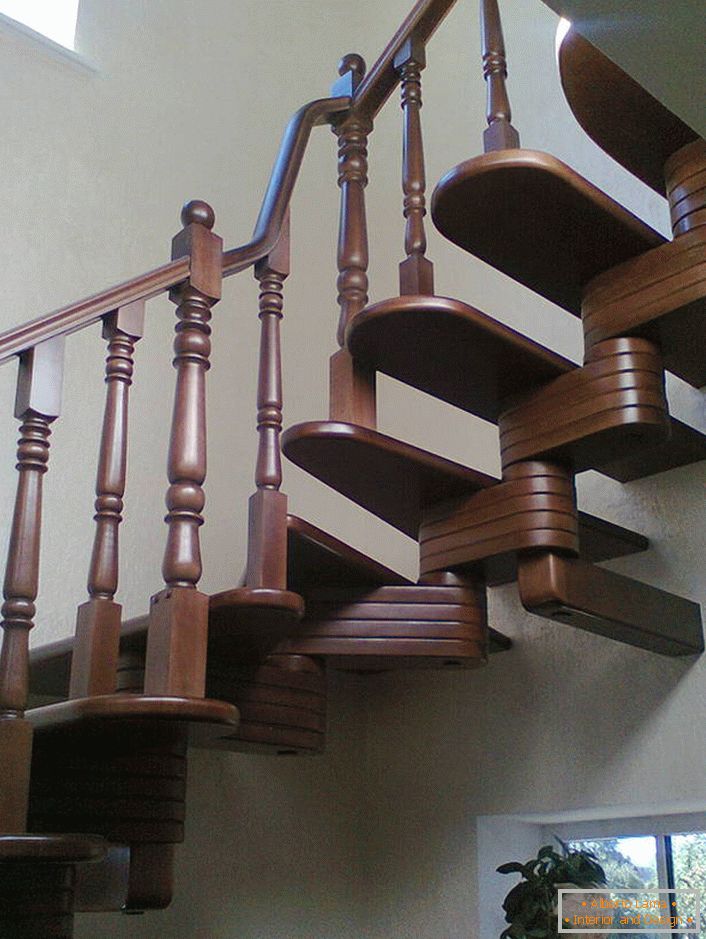 Elegantno modularno stubište za unutrašnjost kuće u klasičnom stilu.
