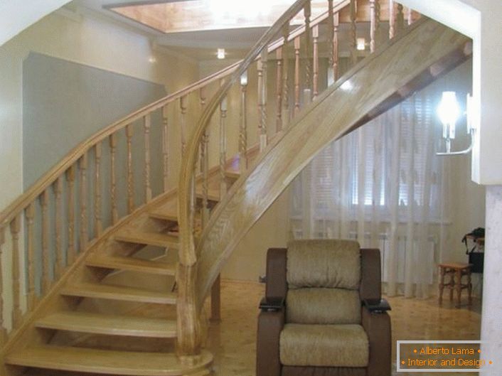 Elegantna stubišta s izvornim dizajnom. Dizajn stubišta izrađen je od plemenitog svjetlosnog hrasta.
