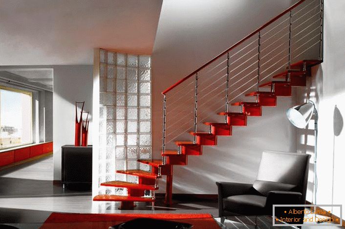 Elegantan primjer stepenice za unutrašnjost kuće u stilu visoke tehnologije. Ako želite, možete staviti drugu podršku u sredinu raspona.