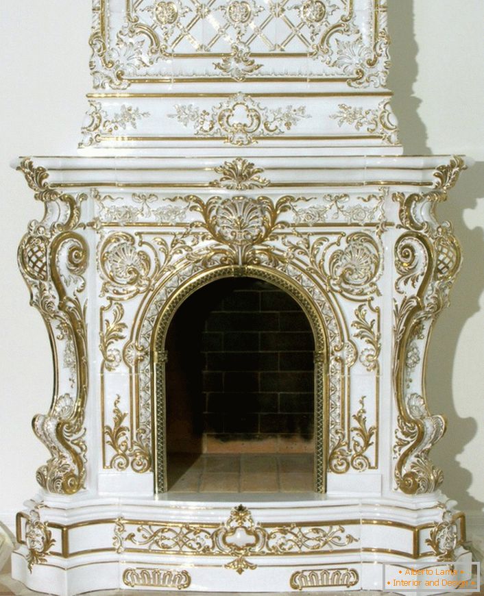 Veličanstveni kamin popločan u baroknom stilu ukrašen je zlatnim elementima dekor. 