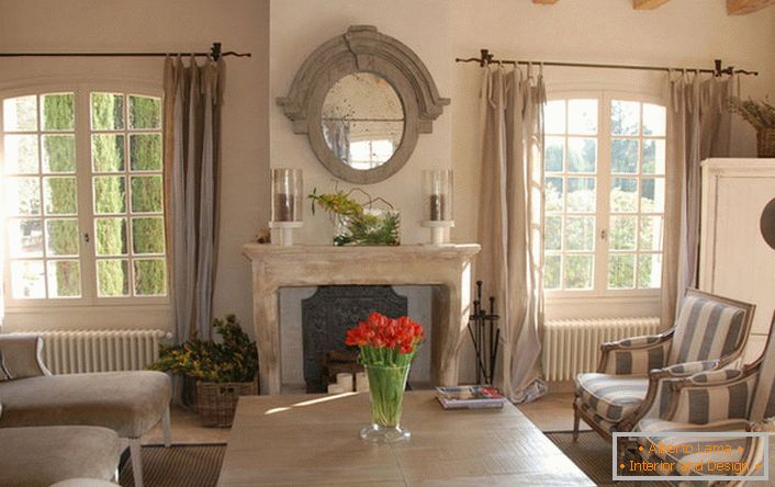 Jednostavni oblici elegantnog kamina u jednoj ladanjskoj kući na jugu Francuske.