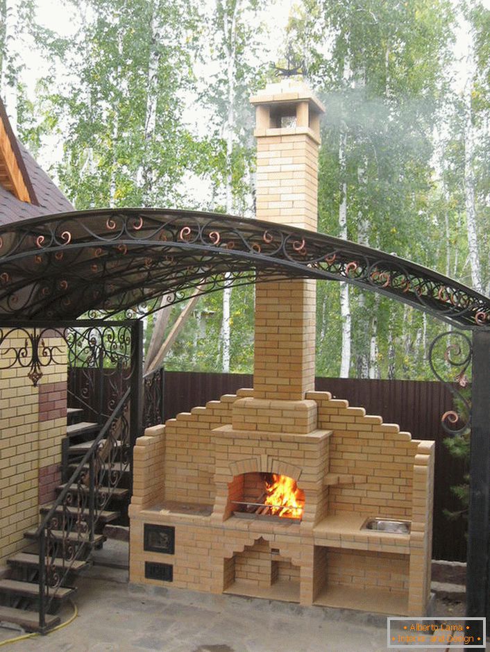 Jednostavna izvedba, elegantna kamin-pećnica u prigradskoj kući u blizini Moskve. 