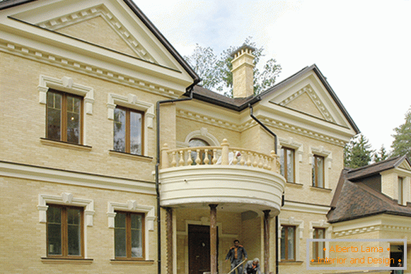 Fasada kuća s ukrasom od poliuretanskog štukatura