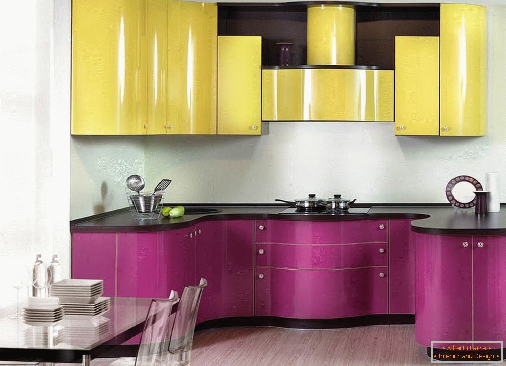 Violet-žuta kuhinja u secesijskom stilu