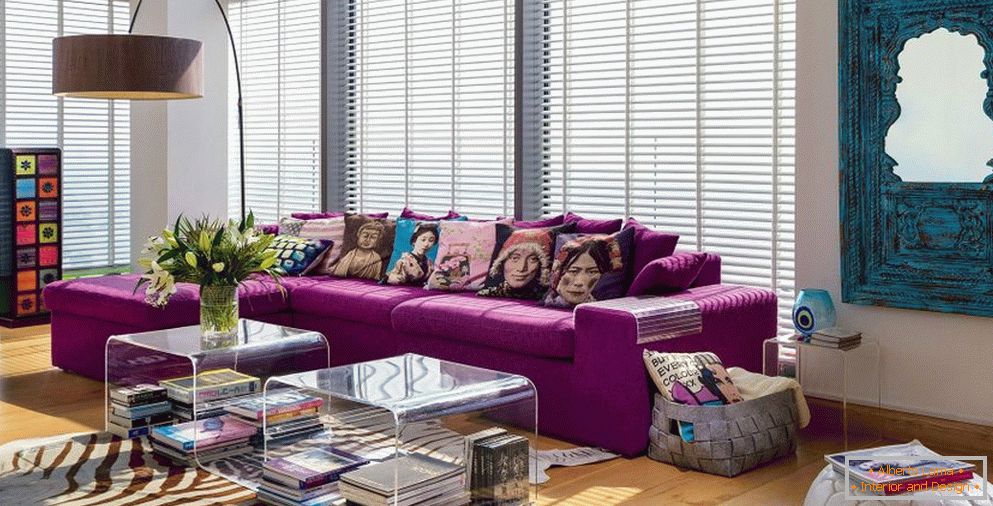 Šarene jastuke na grimiznom kauču