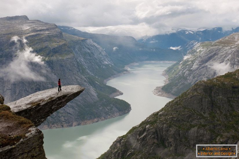 Fotografska interpretacija stijene Trolltunga, Norveška, fotograf Till Hanten