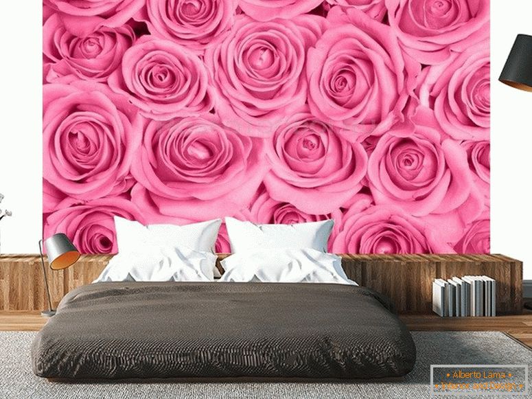 Svijetle ruže na zidu u spavaćoj sobi