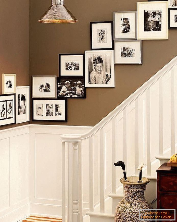 Dijagonalni raspored okvira s fotografijama na stepenicama