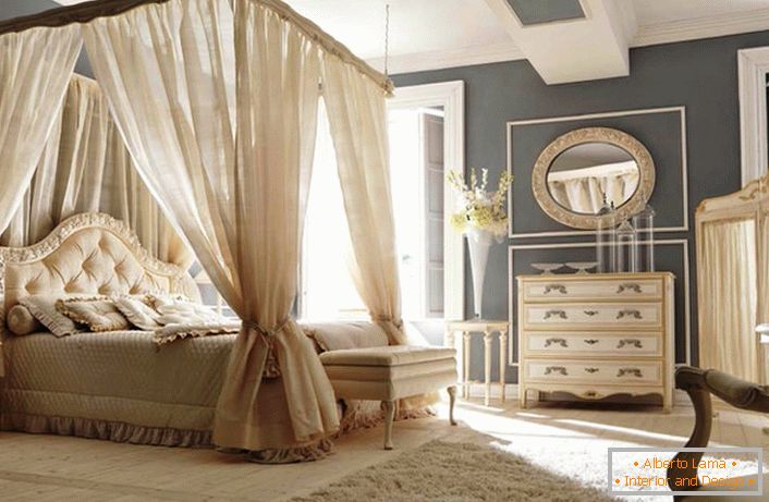 Veliki krevet s baldahinom u baroknoj spavaćoj sobi.