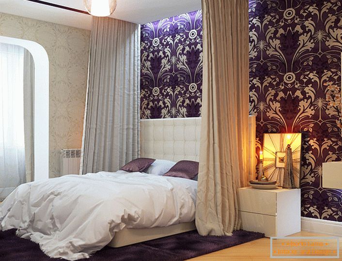 Baldahin, postavljen u strop, savršeno u kombinaciji s strogim krevetom u secesijskom stilu.