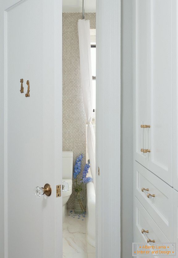 Bijela vrata u kupaonicu s mramornim podom