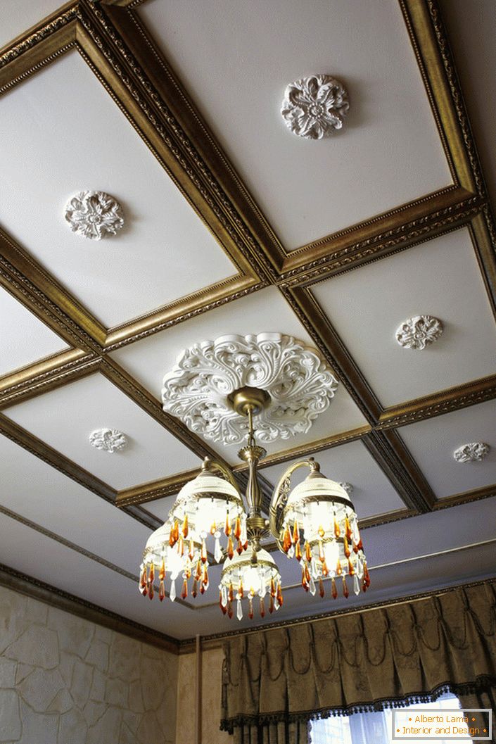 Kolaž štuko - jedan od najpopularnijih ukrasa stropova sobe, ukrašen u stilu carstva, baroka ili Art Deco.