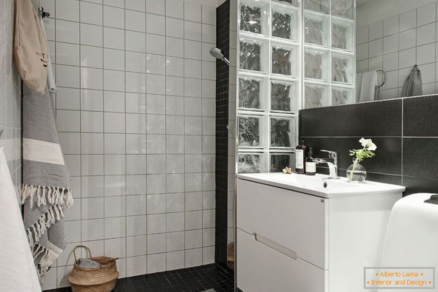 Interijer kupaonice u crno-bijeloj boji
