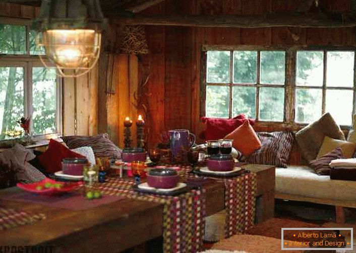 Puno jastuka, šareni stolnjaci na stolovima pomoći će vam da stvorite ugodno mjesto u dnevnoj sobi zemlje.