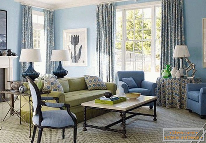 Zanimljiv ispis na jastucima, zavjesama i stolnjacima definira stil francuske zemlje. Soba je uređena u nježnoj vrsti i plavoj boji.