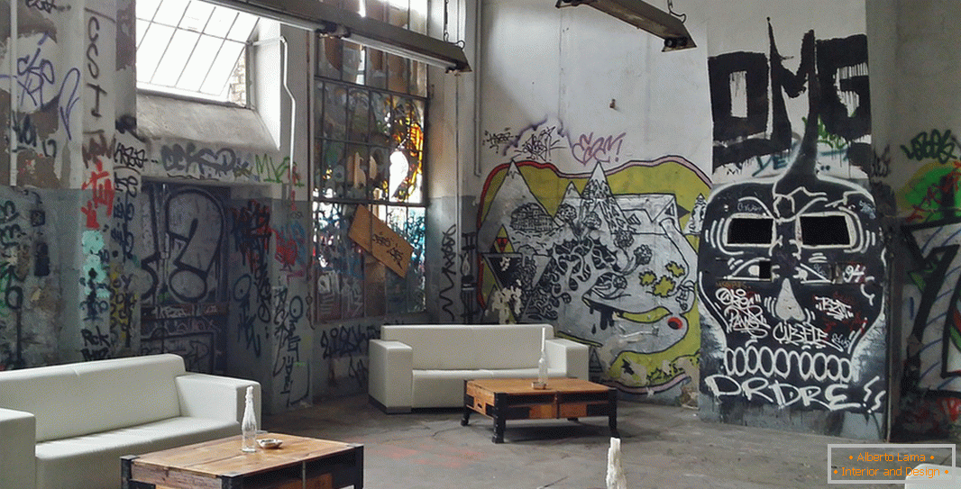 Interijer u stilu potkrovlja s grafitima