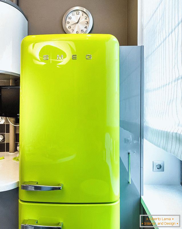 Moderni svijetlo zeleni hladnjak