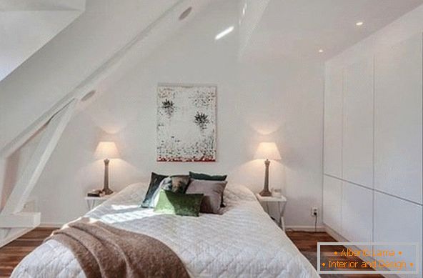 Unutrašnjost male spavaće sobe u potkrovlju в белом цвете