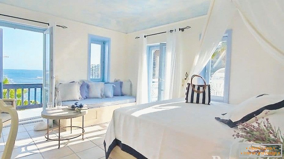 Vrlo svijetla spavaća soba u grčkom stilu s panoramskim prozorima