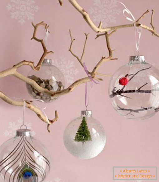 Prozirne božićne kuglice s dekorom iznutra
