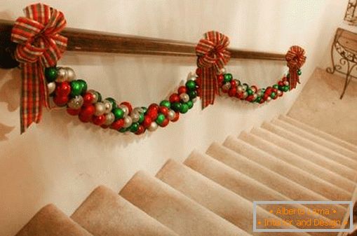 Ukrasimo stepenice za Novu godinu