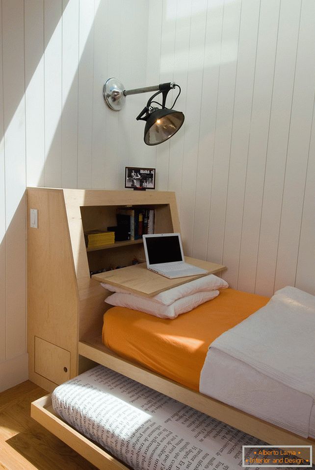 Klizni krevet u unutrašnjosti male spavaće sobe