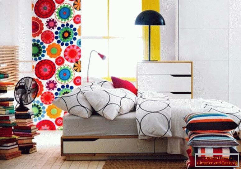 obitelj-sobni-design-ideje-mali-stan-krevet-set-namještaj-IKEA-sobni-dizajne-s-drvenim katu-i-zavjese-toga-ima-a-lijep-cvjetni-motiv