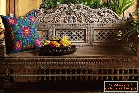 Indijski rezbareni namještaj - sofe s jastucima