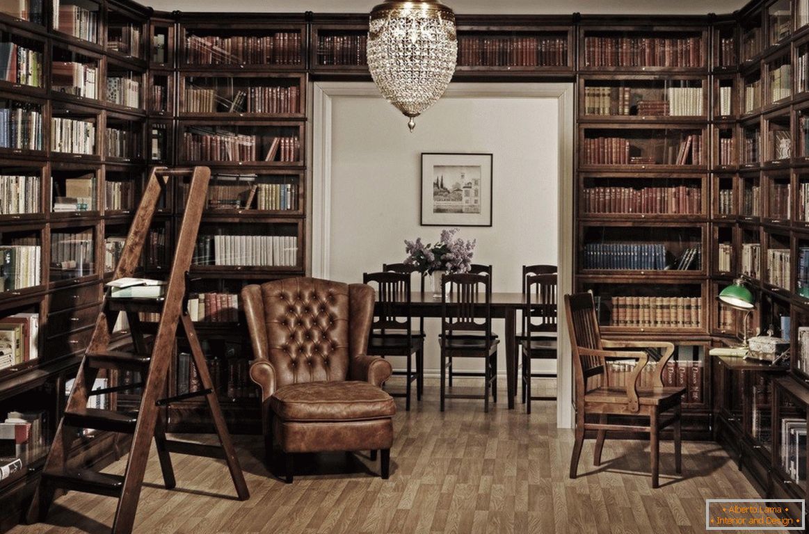 Kućna knjižnica s drvenim ormarićima